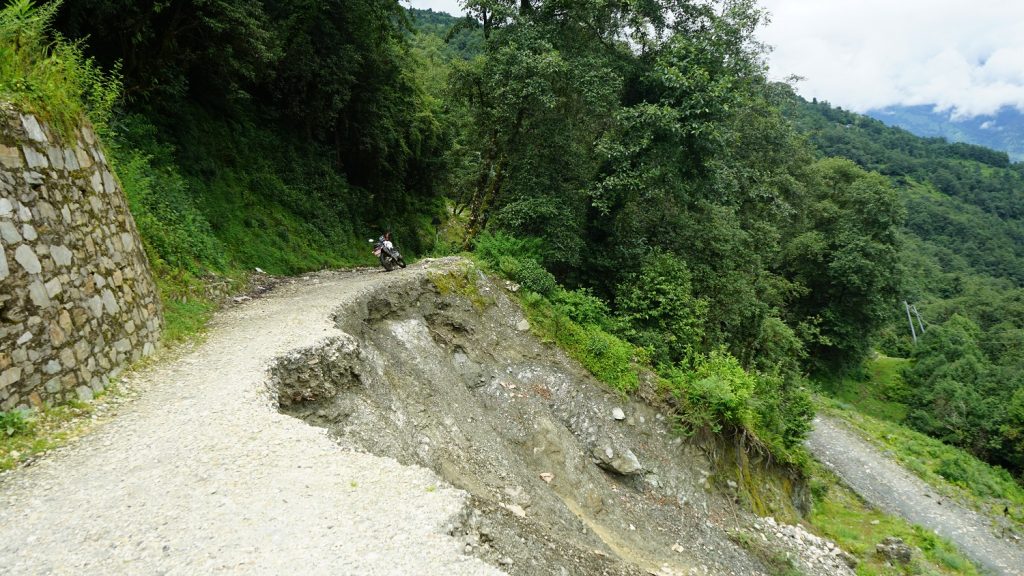 पर्यटकीयस्थल घोडेपानी जोड्ने सडक नौ महिनादेखि अवरुद्ध