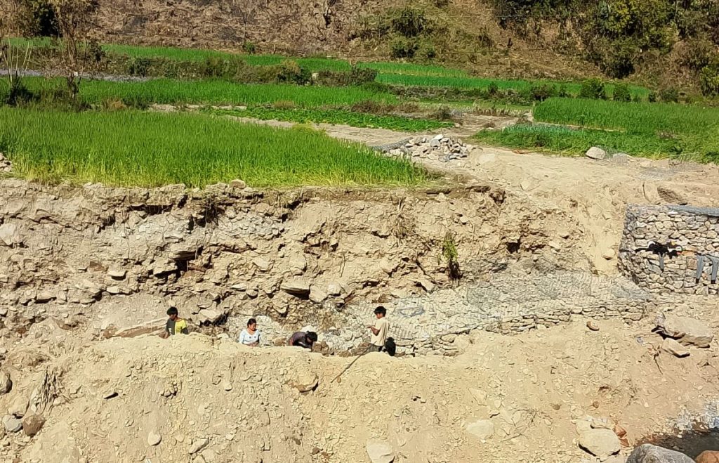 बस्ती संरक्षणका लागि तटबन्धन