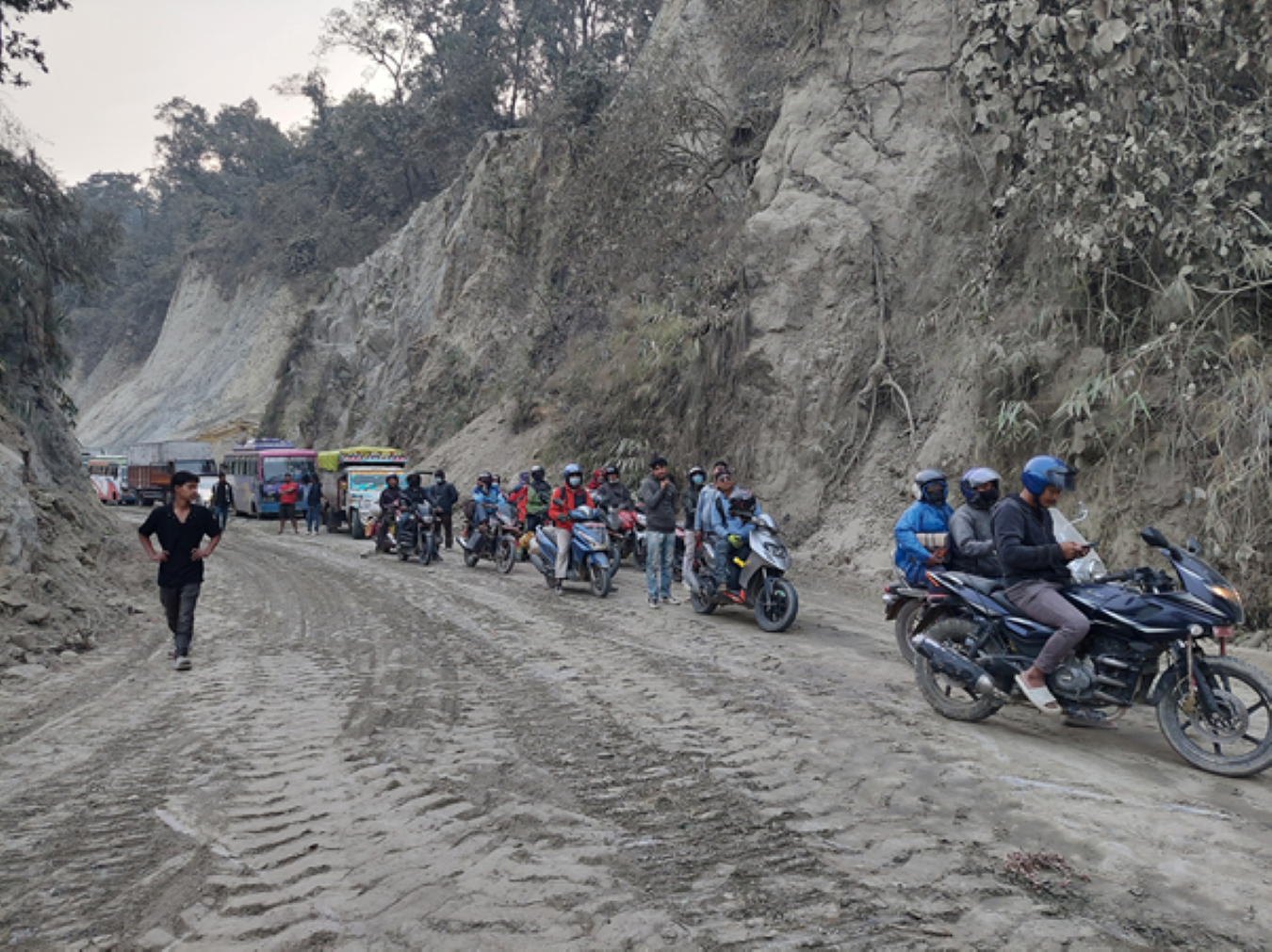 सडक विस्तारका क्रममा भत्काइएका संरचनामा समयमा काम नहुँदा दाउन्ने सडकखण्डको यात्रा कष्टपूर्ण