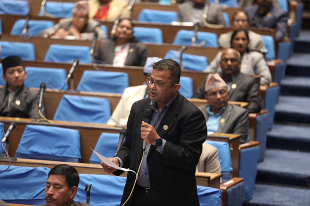अहिलेको निर्वाचन प्रणालीबाट एउटै दलले बहुमत ल्याउँछ भन्नु आदर्शवादी कुरा मात्र होः  पदम गिरी
