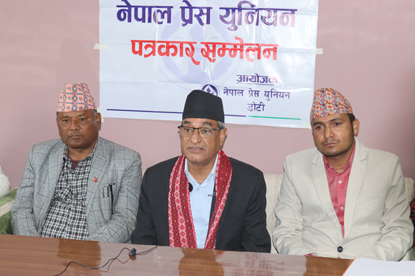 गणतन्त्रको विकल्प राजतन्त्र हुन सक्दैनः गृहमन्त्री लेखक