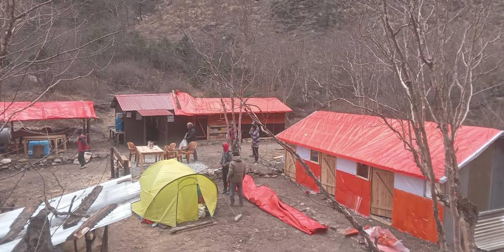 बन्दोबस्तीका सामान बोकेर पदयात्रामा जानुपर्ने समस्या अन्त्य