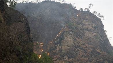 काभ्रेको गोरखनाथ सामुदायिक वनमा डढेलो