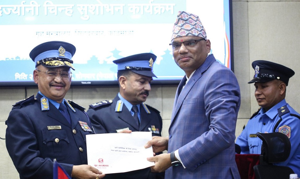 नवनियुक्त प्रहरी महानिरीक्षक थापालाई दर्ज्यानी चिन्ह प्रदान