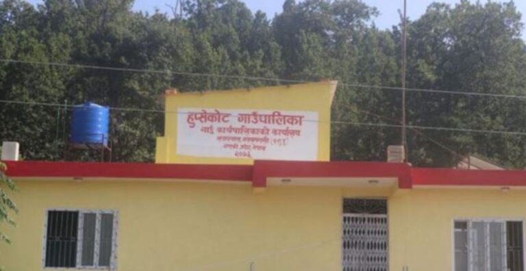 हुप्सेकोटका ५६ बालिकालाई पाँच हजारसहितको बैंक खाता उपहार