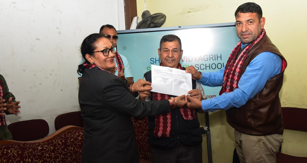 शान्ति विद्या गृहलाई वडा २६ बाट २० वटा डिजिटल बोर्ड हस्तान्तरण