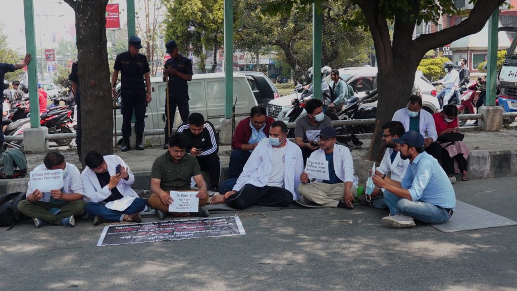 माग सम्बोधन नहुदाँ चिकित्सकहरूको आन्दोलन आज पनि जारी