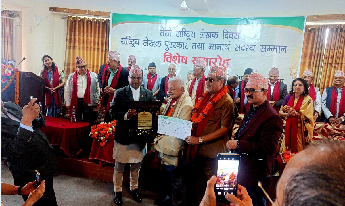 आख्यानकार ध्रुवचन्द्र गौतमलाई ‘राष्ट्रिय लेखक पुरस्कार’ प्रदान