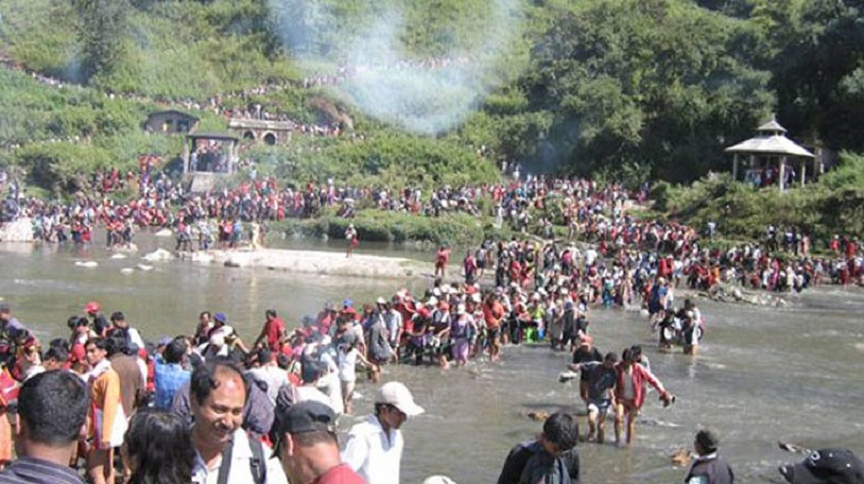 वाग्द्वार स्नान मेलामा हजारौँ भक्तजनको घुइँचो