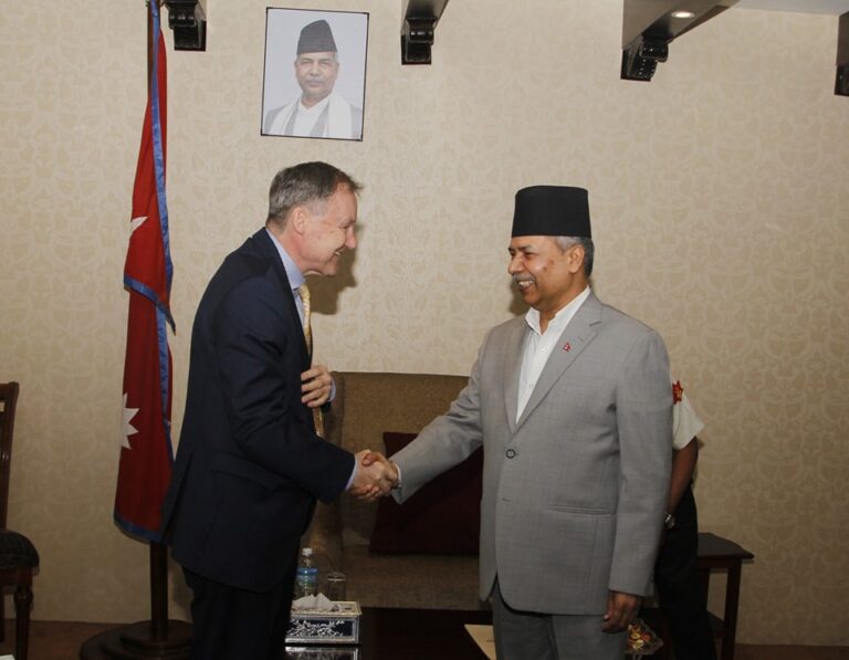 उपराष्ट्रपति यादव र बेलायतका राजदूत फेनबीच शिष्टाचार भेटवार्ता
