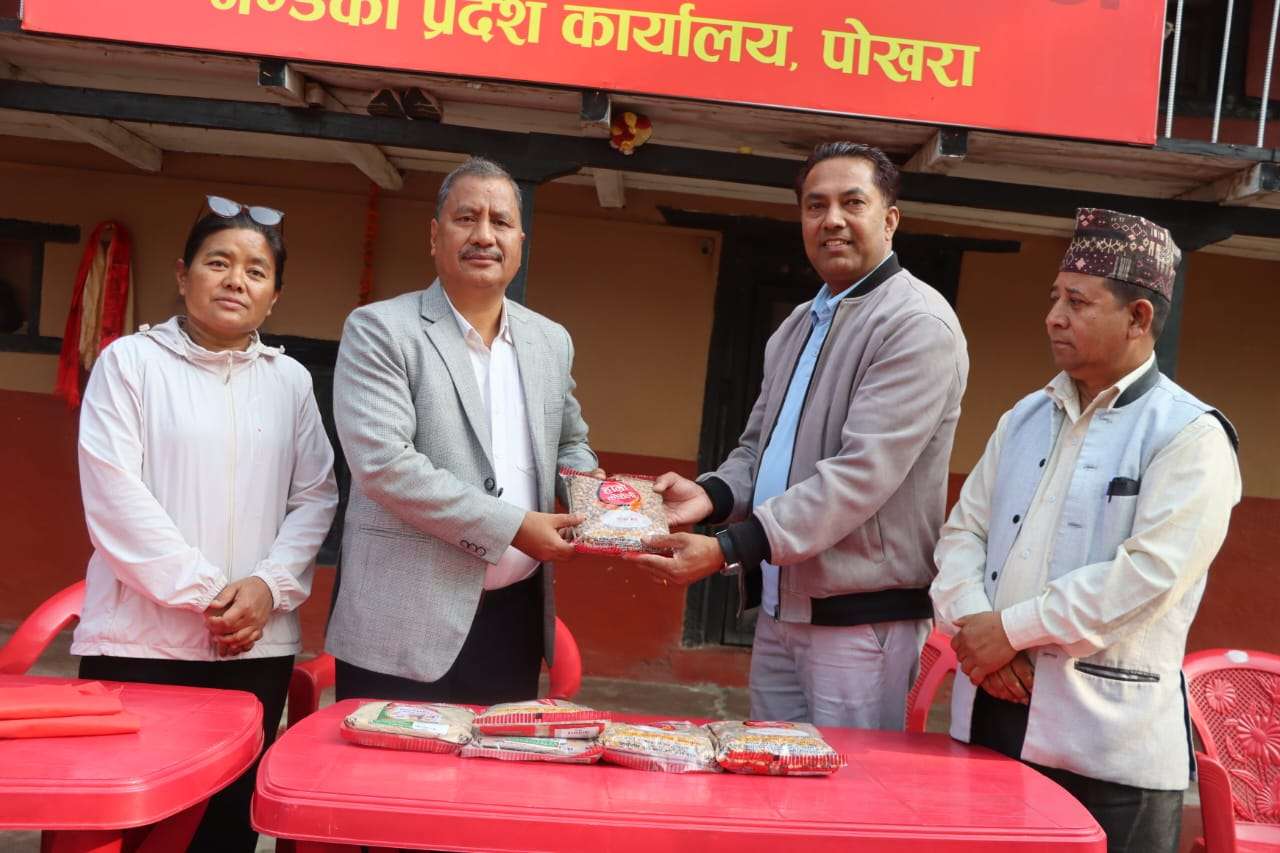कोसिली उद्योगद्वारा नेकपा महासचिव विप्लवलाई खाजा सामग्री हस्तान्तरण