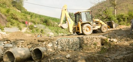 सडक निर्माणमा स्थानीय र निर्माण व्यवसायीको विवाद