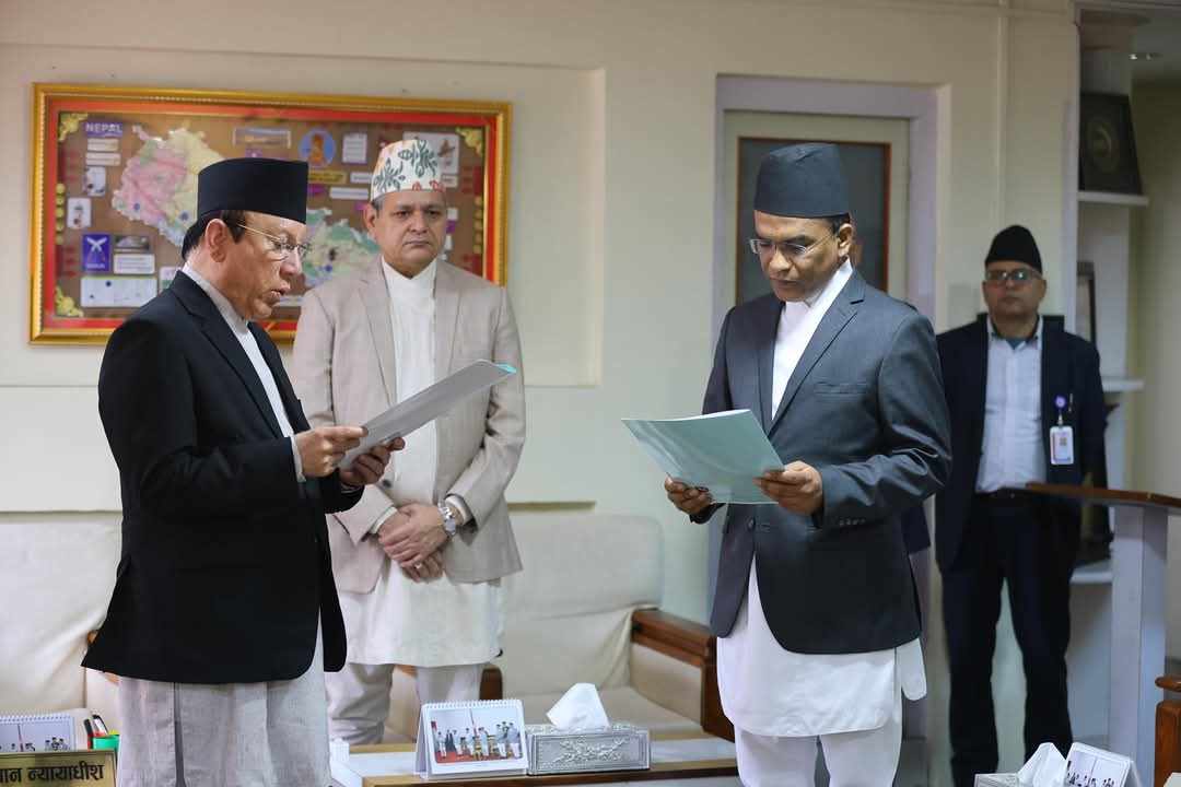 प्रधानन्यायाधीश राउतद्वारा नवनियुक्त गभर्नरमा डा. पौडेललाई शपथ