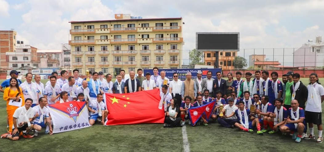 सगरमाथा आरोहीहरूबीचको मैत्रीपूर्ण फुटबलमा नेपालले चीनको टोलीलाई हरायो