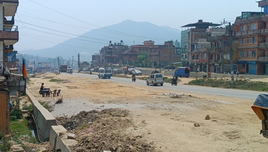 साँगामा सडक विस्तारका क्रममा पहिरो खस्दा मजदुर घाइते