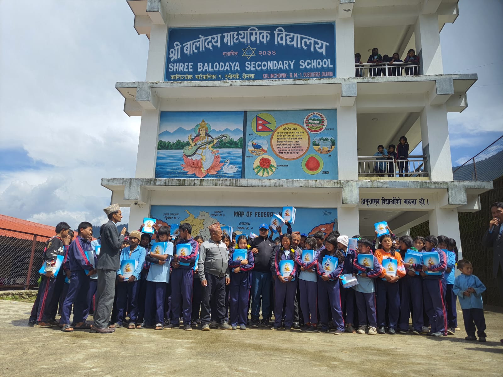 कालिञ्चोकको दुई विद्यालयका ११४ विद्यार्थीलाई शैक्षिक सामग्री