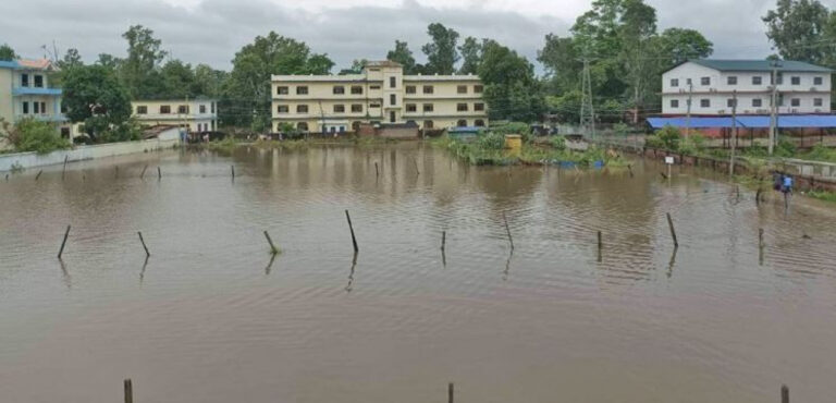 धनगढीमा अविरल वर्षा :दुई हजार घरमा पानी पस्यो, आठ जनाको उद्धार