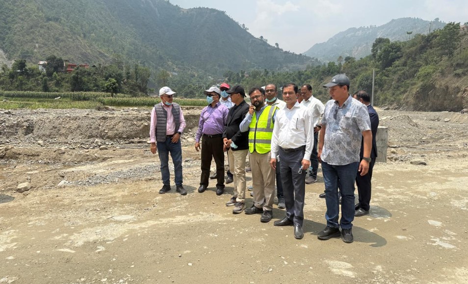 बीपी राजमार्गको क्षतिग्रस्त क्षेत्रमा मुख्यसचिव अर्यालद्वारा अनुगमन