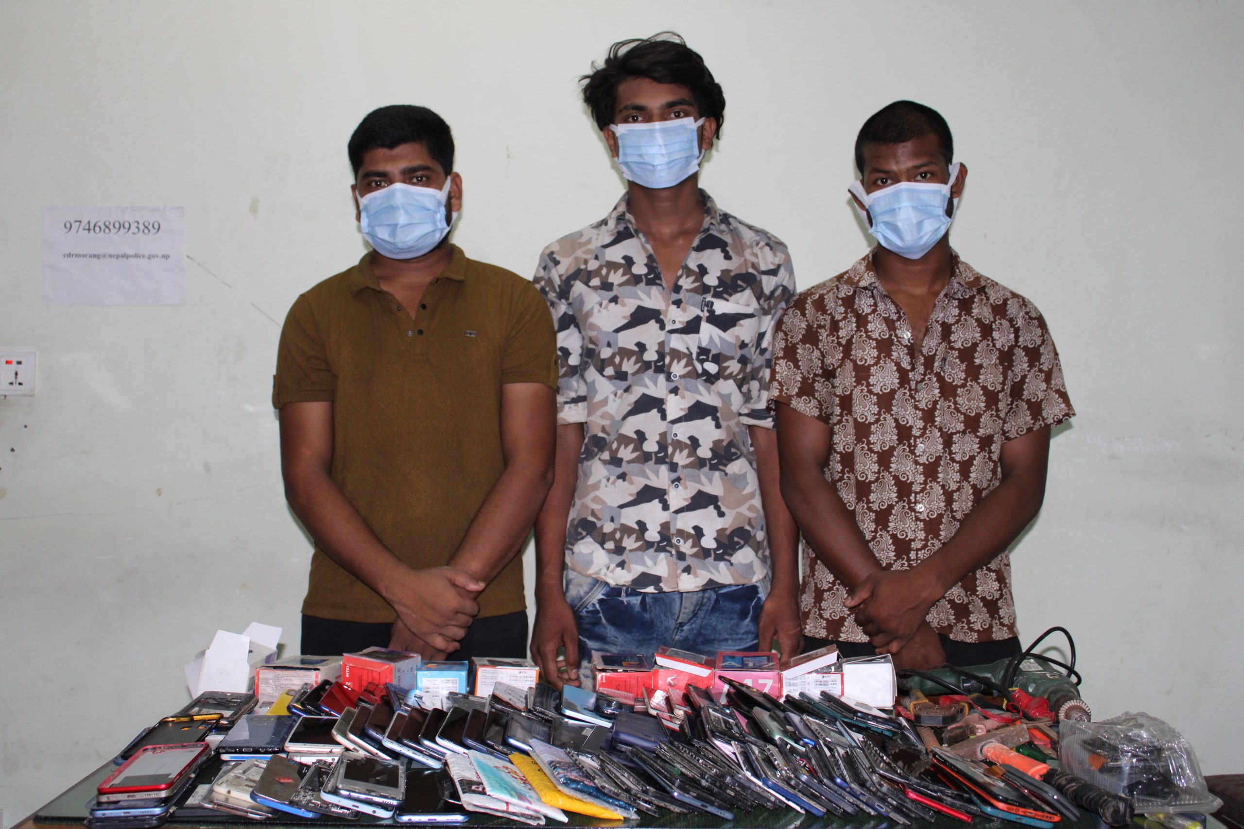 पसल फोड्दै शृंखलाबद्ध रूपमा मोबाइल चोरीमा संलग्न तीन पक्राउ