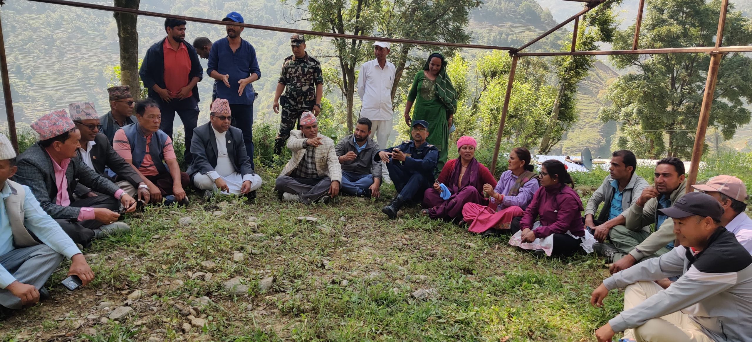 मन्त्री पाण्डेले गरे आगलागीबाट नष्ट बाम्का बजार क्षेत्रको निरीक्षण