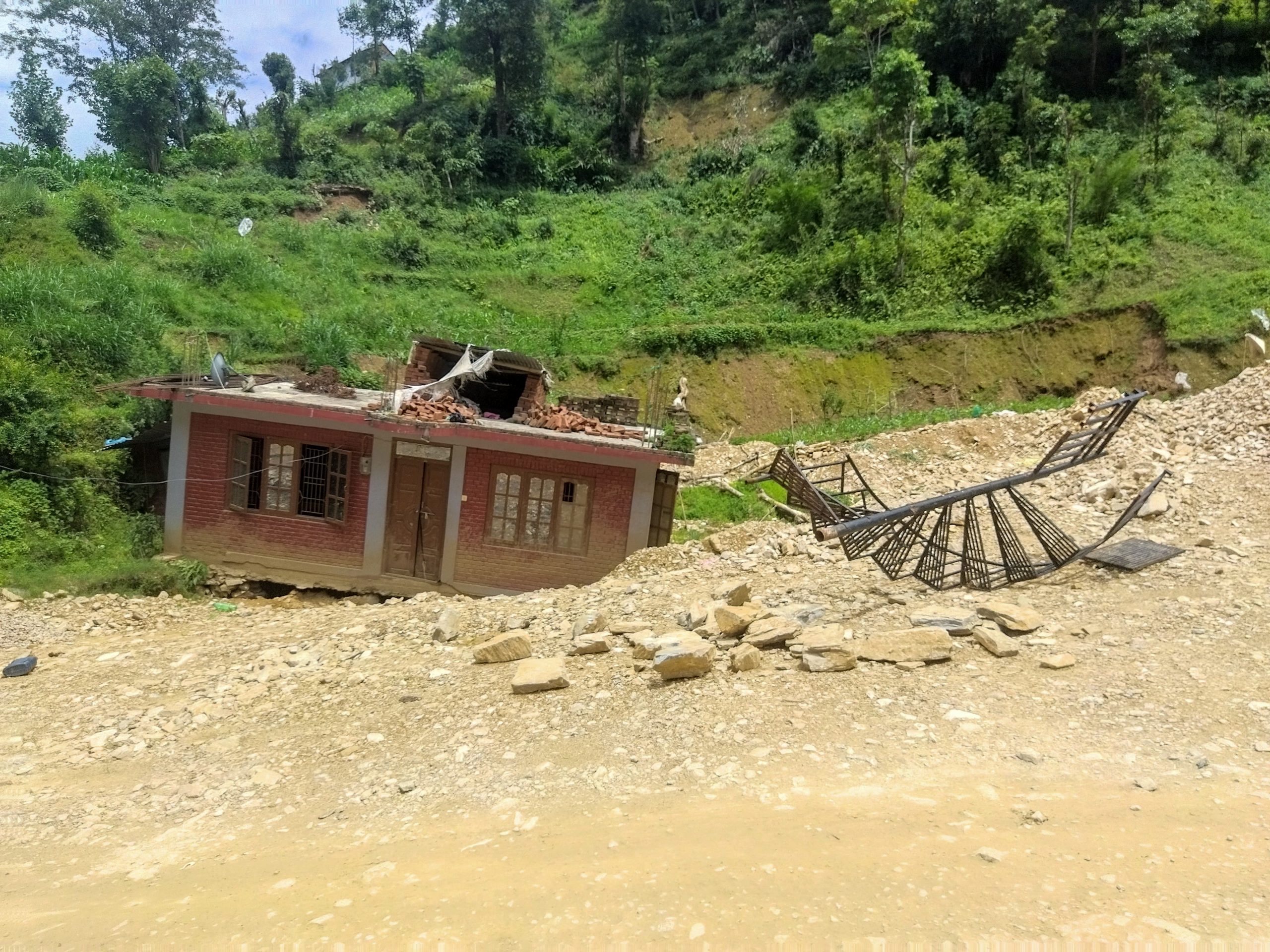 अझै पुनः निर्माण हुन नसकेका बाढीले बगाएका पनौतीका संरचनाहरु (तस्विरहरु)