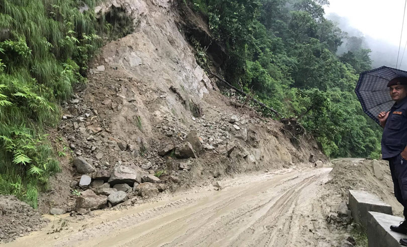 अरनिको राजमार्ग स्तरोन्नतिः ‘बिटुमिन’ अभावले दुई महिनादेखि काम प्रभावित