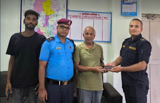 सिटी सफारीमा छुटेको ७७ हजार नगदसहितको झोला प्रहरीले फिर्ता गरायो