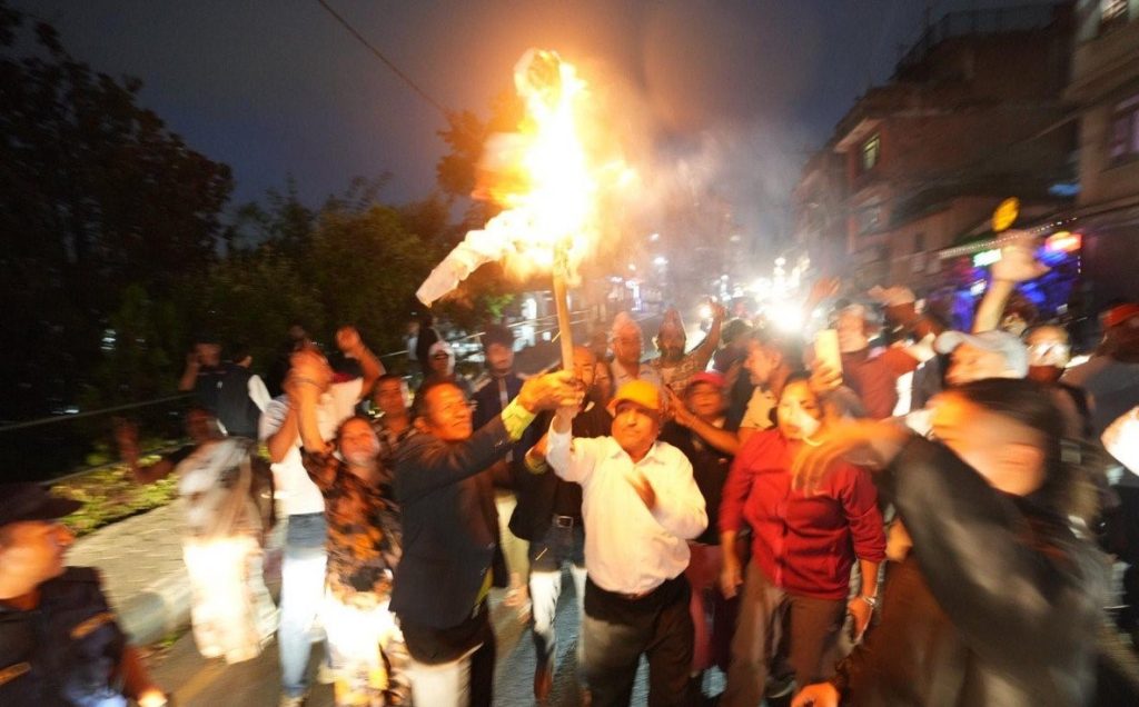 राप्रपा नेपालका कार्यकर्ताद्धारा गृहमन्त्रीलेखक र प्रधानमन्त्री ओलीको पुतला दहन