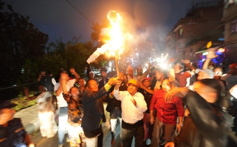 राप्रपा नेपालका कार्यकर्ताद्धारा गृहमन्त्रीलेखक र प्रधानमन्त्री ओलीको पुतला दहन
