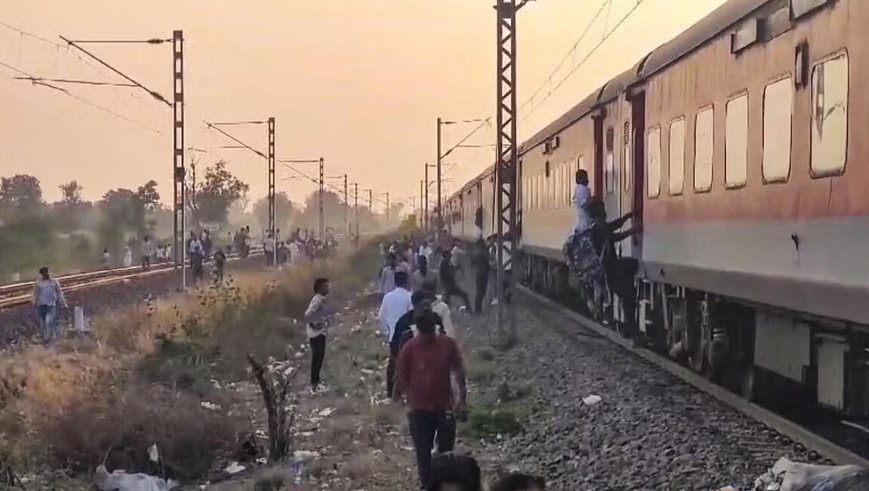 महाराष्ट्रमा रेलबाट खस्दा चारको मृत्यु, नौ घाइते