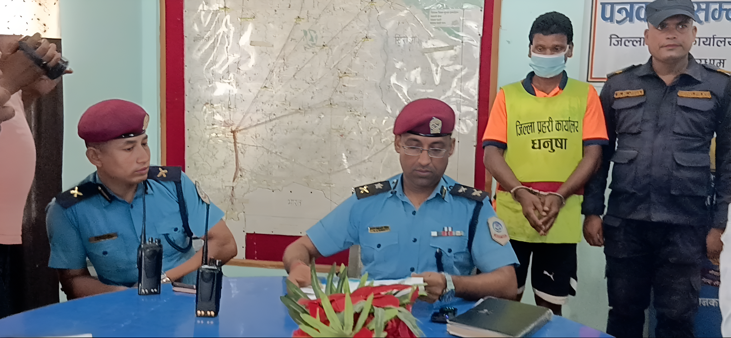 शहिदको दुर्गानन्द झाको सालिकमा चप्पल प्रहार गर्ने समातिए