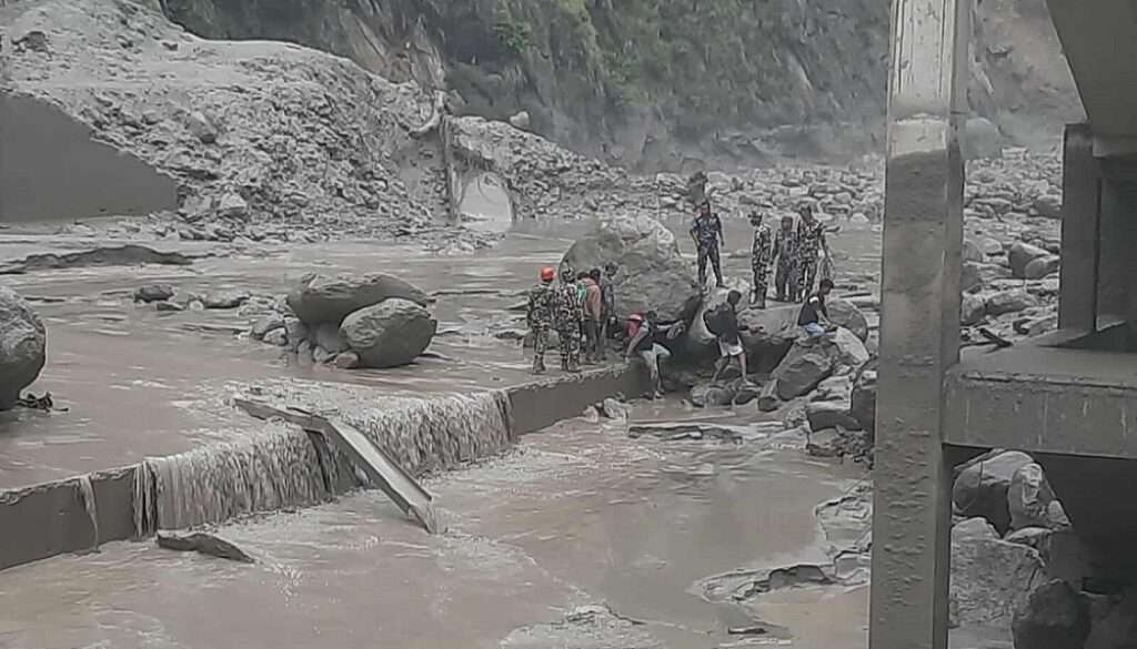 ल्हेन्दे खोला बाढीः ५७ जनाको उद्धार