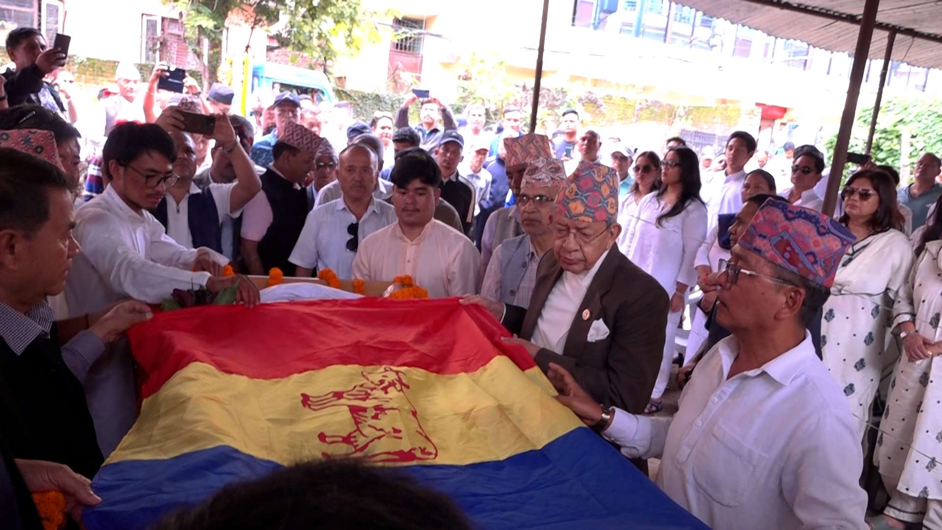 पूर्वमन्त्री बालाराम घर्तीबाट इमान्दारिता र शालिनता सिक्नुपर्छ: अध्यक्ष लिङ्देन