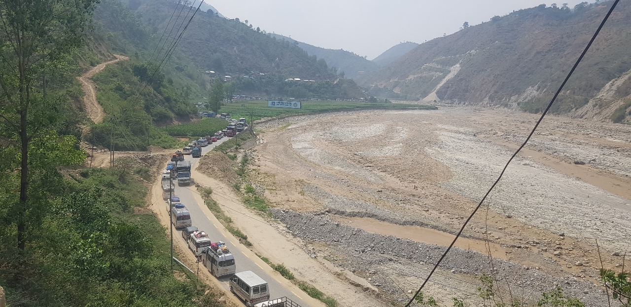 बिपी राजमार्गमा रातको समय यातायात सञ्चालनमा रोक