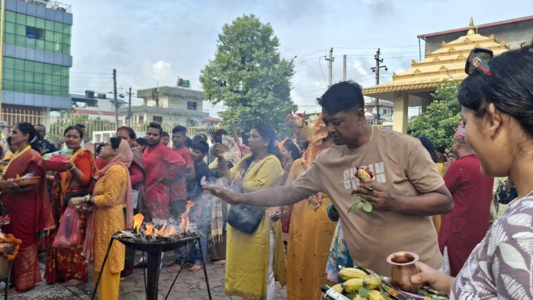 साउनको दोस्रो सोमबार : हेटौंडाको पशुपतिनाथ मन्दिरमा भक्तजनको घुइँचो