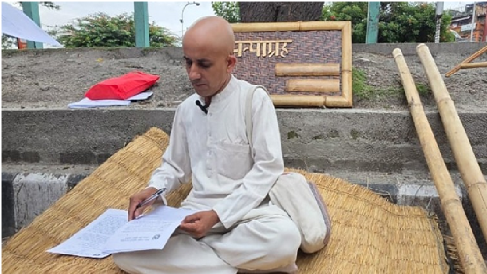 बाँस प्रवर्द्धनमा जुटेका नगर प्रमुख सत्याग्रहमा