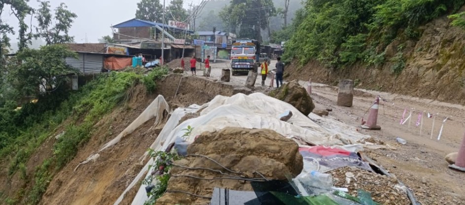 दाउन्नेमा पहिराले नारायणघाट बुटवल सडक अवरुद्ध