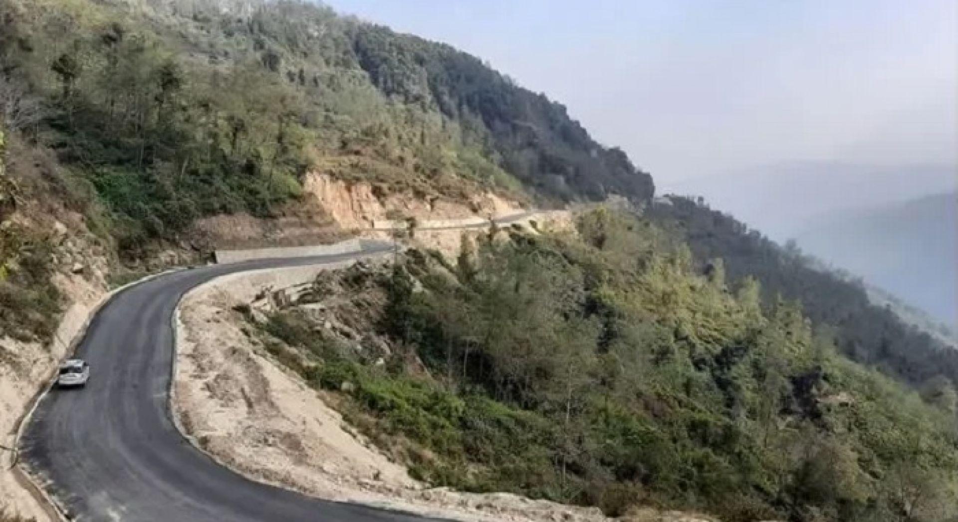 मध्यपहाडी लोकमार्गको सडक धसियो, धसिएको भाग माटोले छोपेको आरोप