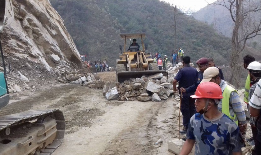 सिद्धार्थ राजमार्गका ठाउँ ठाउँमा पहिरो : सडक अवरुद्ध, उच्च सतर्कता अपनाउन आग्रह