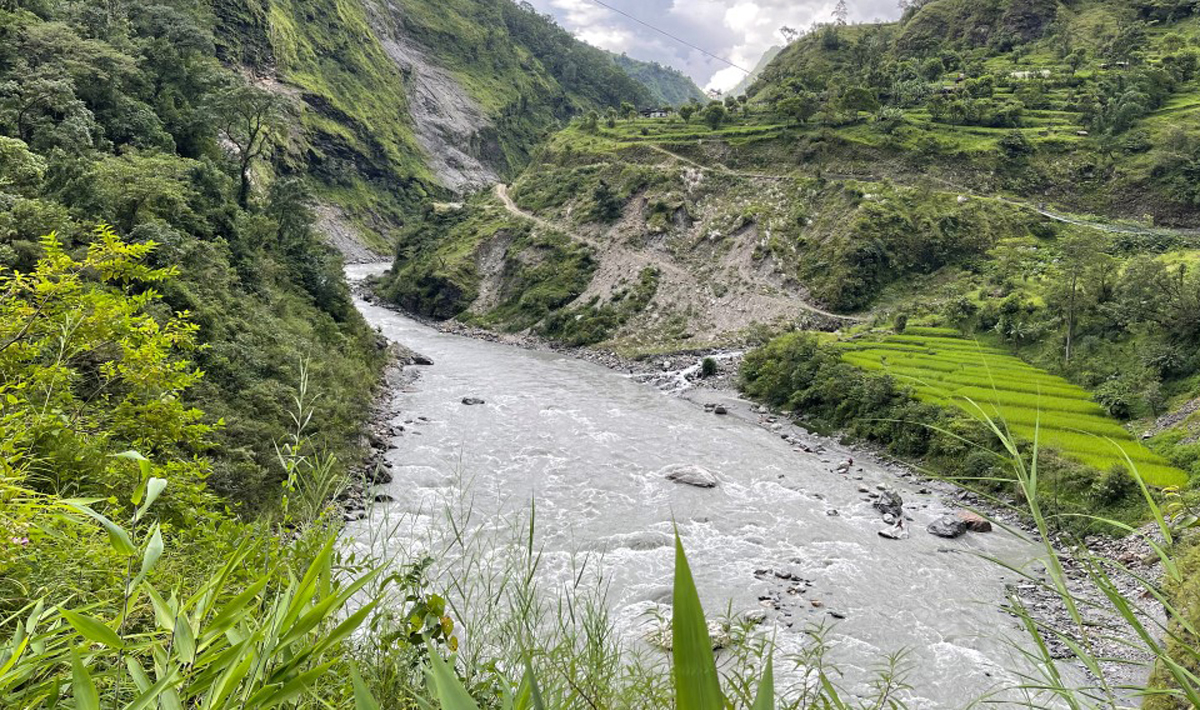 बाँसबोटको भिरबाट खसेको पहिरोले म्याग्दी नदी थुनियो: तटीय क्षेत्रका बस्तीहरुमा सतर्कता अपनाउन आग्रह