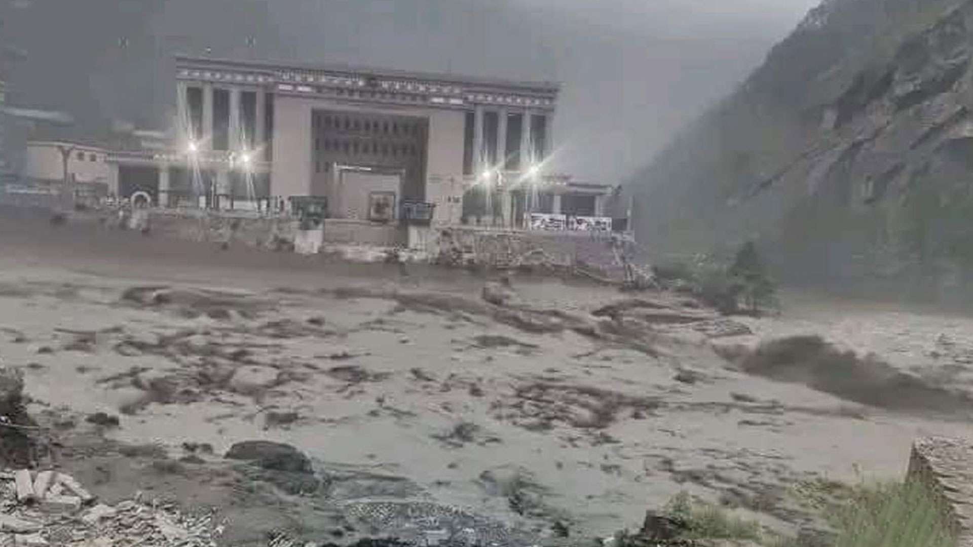 रसुवा बाढीको प्रभाव: व्यापारीलाई चीनबाट सामान आयात गर्नै सकस