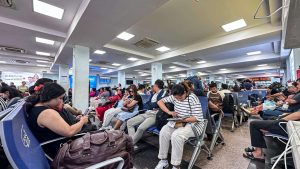 हवाई उडान ढिलो हुँदा आन्तरिक टर्मिनलमा यात्रुको चाप (फोटोफिचर)