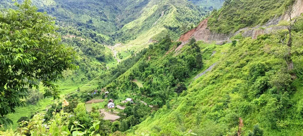 सडक आयोजनाको लापरबाहीले पुरै बस्ती जोखिममा