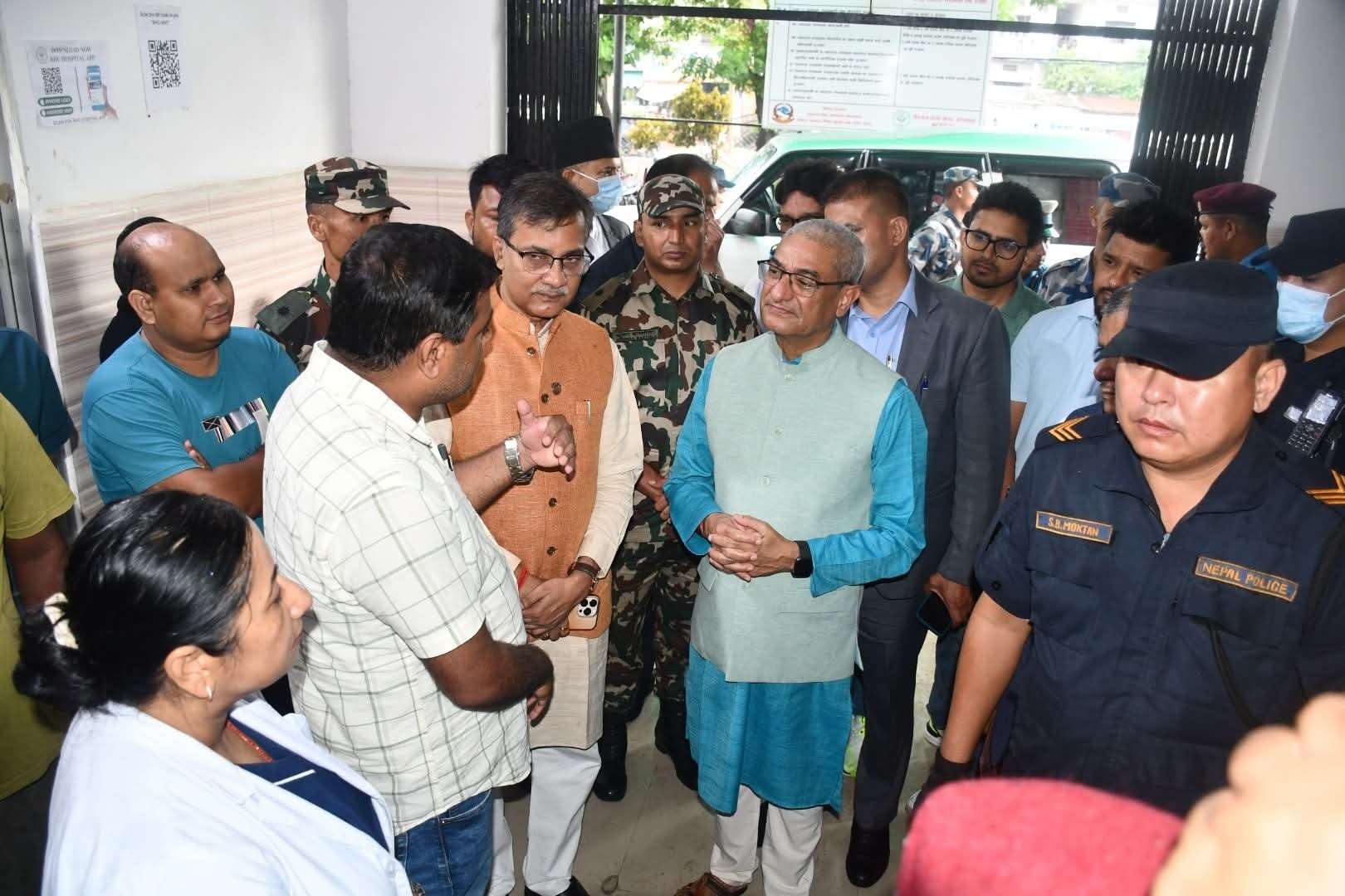 गृहमन्त्री लेखकद्धारा हैजा संक्रमण उपचाररत विरामीको स्वास्थ्य अवस्थाबारे जानकारी