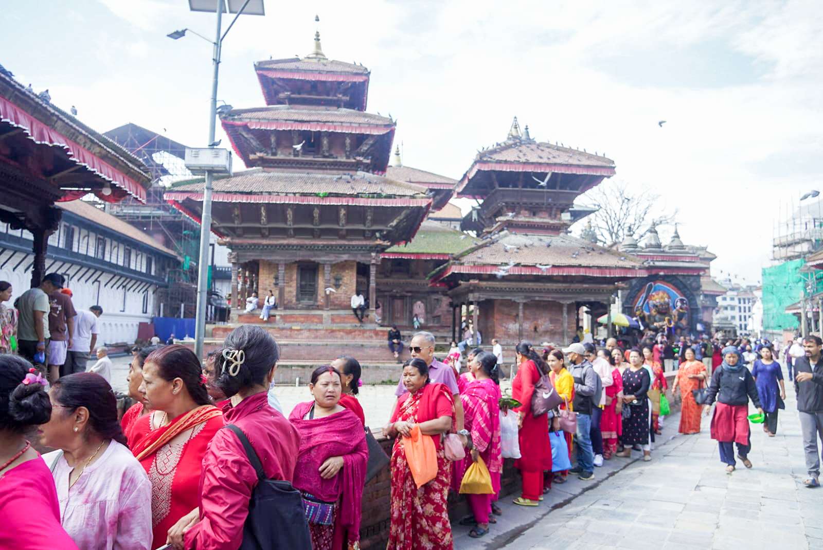 वर्षको एक दिन मात्रै खोलिने कागेश्वर महादेव मन्दिरमा दर्शन गर्नेको भीड(फोटो फिचर)
