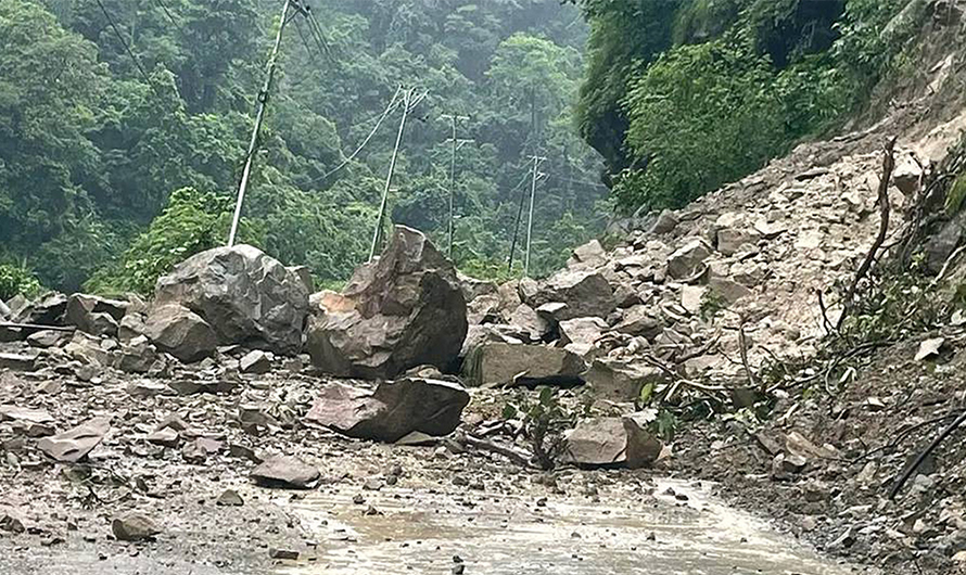 मकवानपुरको भिमफेदी ९ लामिडाँडामा पहिरोका कारण सडक अवरुद्ध