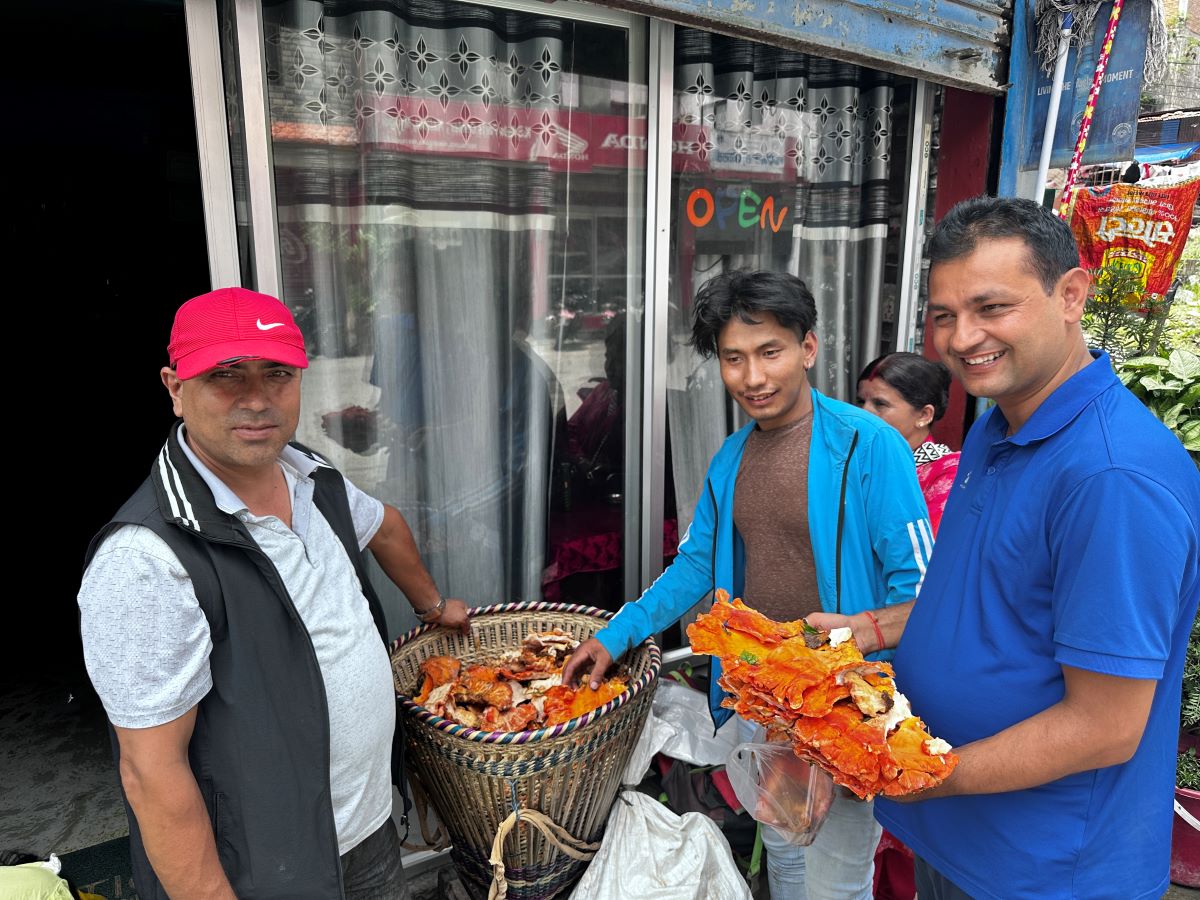 बेनी बजारमा रातो च्याउको माग बढी