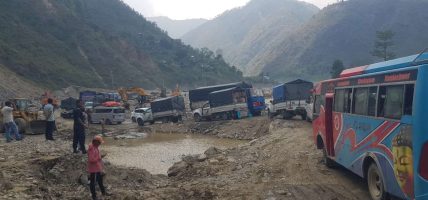 वर्षाका कारण अवरुद्ध बिपी राजमार्ग अझै खुलेन