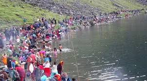 गोसाइँकुण्डमा स्नान गर्दै भक्तजन