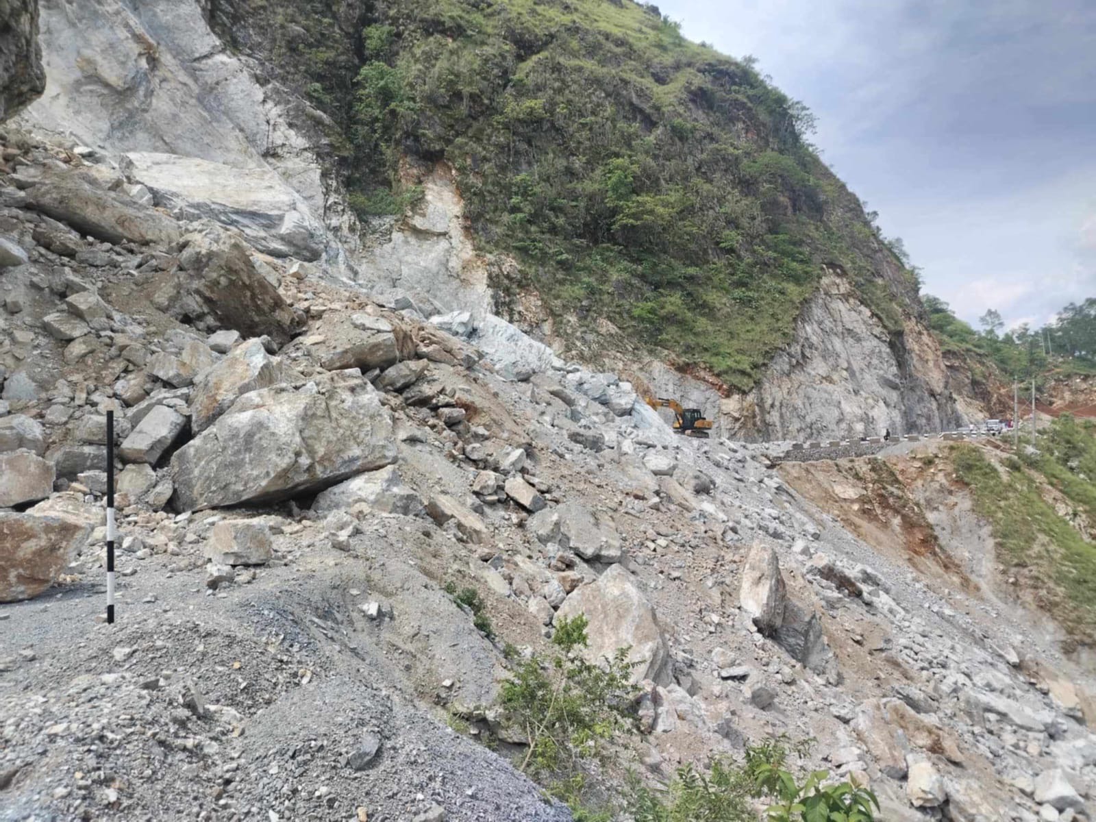 पहिराले कर्णाली राजमार्ग र देहिमाडौँ–गिरेगडा सडक अवरुद्ध